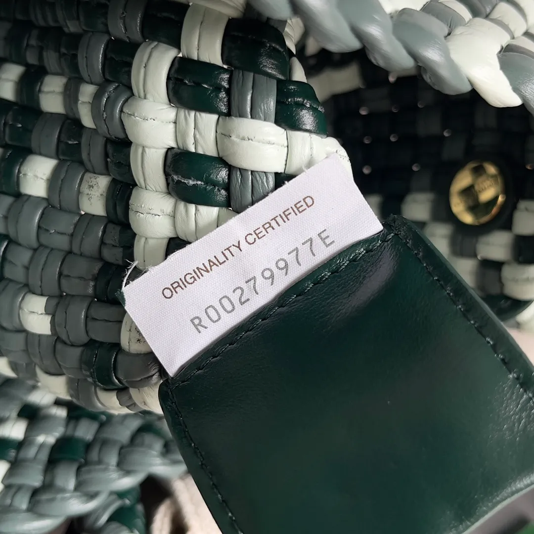 Batch 3760 BV collectible small woven handbags are really YYDS!! Bottega Veneta’s most classic small woven handbags are back! ! We use the highest quality leather with the highest craftsmanship❤️ to create the most expensive works. We have created the Intrecciato leather weaving process❤️ This unique traditional exclusive leather weaving method has not only become our logo but also reflects the time-consuming and labor-intensive craftsmanship of our products❤️ The new TOSCA handbag must be a selection worth collecting🆕 Style number: 776755 Size: 20*15.5*7cm